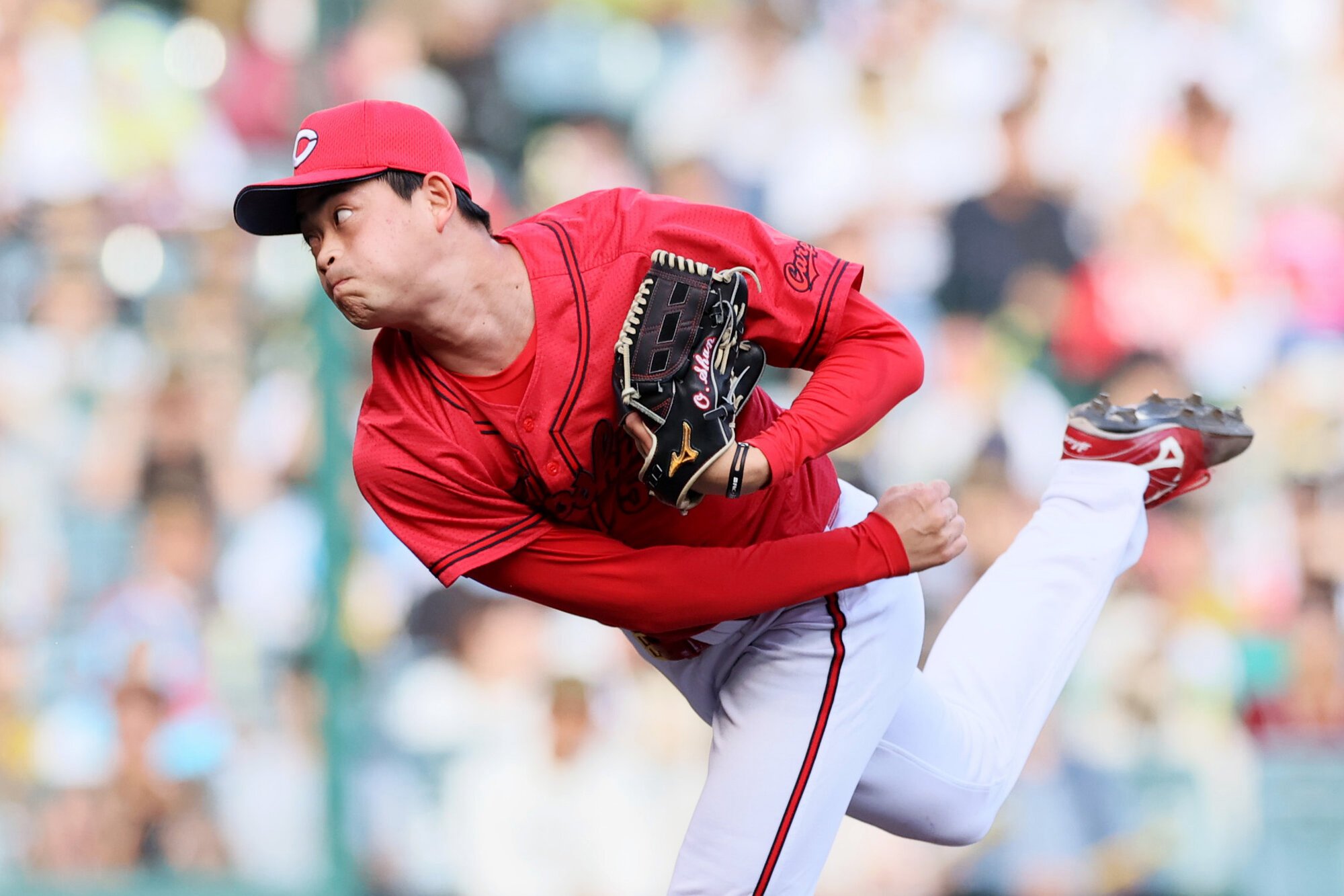 4月20日の阪神戦で力投する広島の岡本駿=阪神甲子園球場、米田怜央撮影