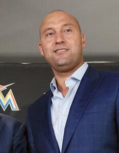 記者会見　マーリンズの共同オーナー兼編成最高責任者となり会見したデレク･ジーター氏。左はブルース･シャーマン氏＝2017年10月3日