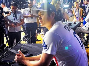 大リーグのオールスター前日会見で質問に答えるドジャースの大谷翔平=米ジョージア州アトランタ、辻隆徳撮影