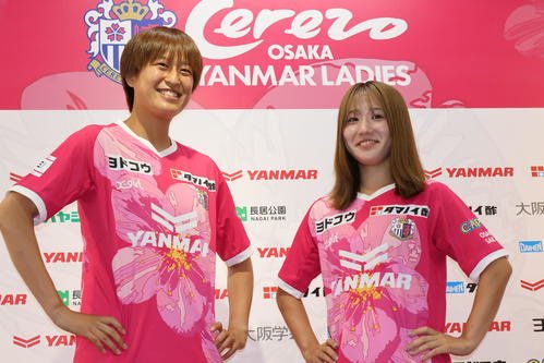 9日のC大阪ヤンマー新体制会見に出席したMF新井萌禾(右)。左はFW宝田沙織
