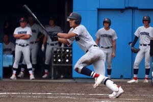 5回裏、一塁から中前打を放つ横浜の阿部葉(撮影･保坂淑子)