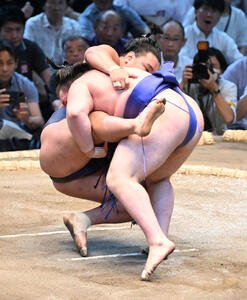 豊昇龍(奥)を渡し込みで破る安青錦(撮影･和賀正仁)