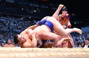 豊昇龍(左)を渡し込みで破る安青錦(撮影･森本幸一)
