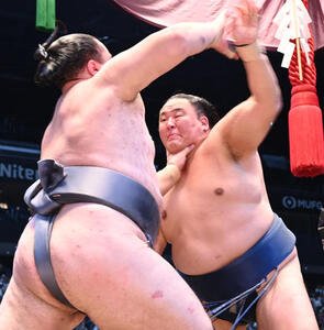玉鷲(右)が金峰山を攻める(撮影･森本幸一)