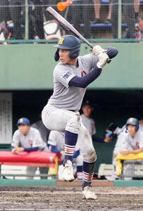 大成対八王子学園八王子　4回裏八王子学園八王子1死一、二塁、打席に立つ新井(撮影･江口和貴)