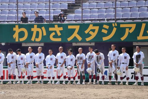 山城対京都成章　試合終了後、相手チームの校歌斉唱を悔しそうに見つめる山城ナイン(撮影･溝淵千夏)