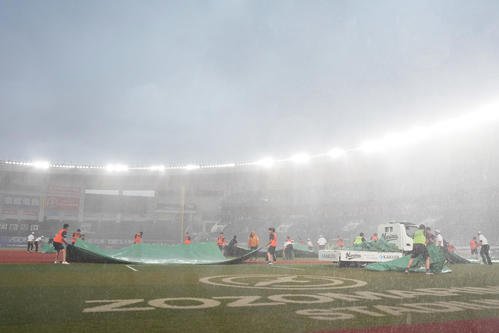 船橋東対敬愛学園　4回裏途中でどしゃ降りとなり試合が中断、シートがかけられる(撮影･鈴木みどり)
