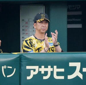 阪神対中日　1回裏阪神2死一、二塁、大山の左越え適時二塁打に拍手を送る藤川監督(撮影･加藤哉)