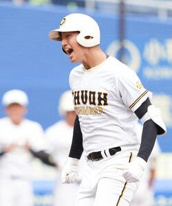 市船橋対市原中央　6回裏市原中央無死、左中間にソロ本塁打を放った塚田は生還し雄たけびを上げる(撮影･鈴木みどり)