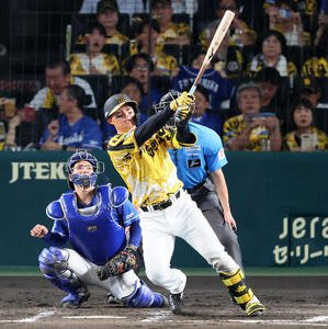 阪神対中日　7回裏阪神2死、森下は左越えソロ本塁打を放つ(撮影･加藤哉)