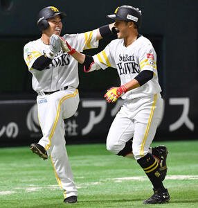 ソフトバンク対ロッテ　3回裏ソフトバンク2死、一、二塁、プロ初の逆転左越え3点本塁打を放った山本(右)は近藤と笑顔でタッチする(撮影･岩下翔太)
