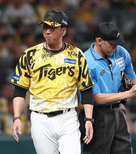 阪神対中日　選手交代を告げる藤川監督(撮影･上田博志)
