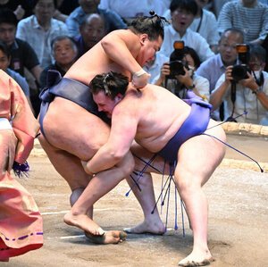安青錦(右)は豊昇龍を渡し込みで破る＝日刊スポーツ