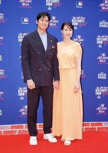 MLBオールスターのレッドカーペットで写真に納まるドジャース大谷(左)と真美子夫人(撮影･垰建太)