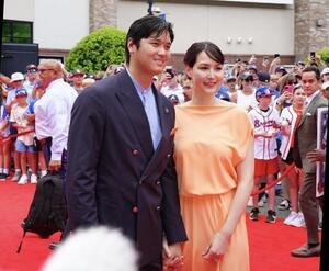MLBオールスターのレッドカーペットで写真に納まるドジャース大谷(左)と真美子夫人(撮影･垰建太)