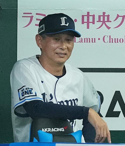 7月9日の西武対楽天　試合を見守る西武西口監督(撮影･菅敏)