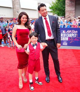 MLBオールスターレッドカーペット　レッドカーペットで瑠美夫人(左)と長男と写真に納まるエンゼルス菊池(右)(撮影･垰建太)