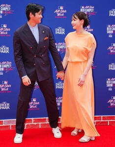 レッドカーペットでドジャース大谷(左)はドレス姿の真美子夫人と目を合わせ笑顔を見せる(撮影･垰建太)
