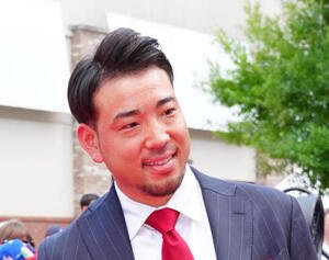 レッドカーペットで写真に納まるエンゼルス菊池(撮影･垰建太)