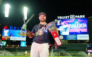 ホームランダービーを制したローリーはトロフィーとチャンピオンベルトを手に笑顔