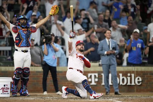 オールスター戦｢スイングオフ｣で本塁打を放つシュワバー(AP)