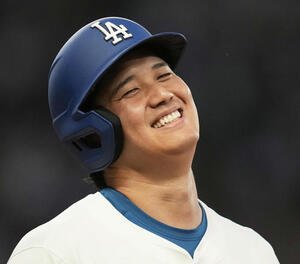ドジャース大谷翔平は安打を放って笑顔を見せた(AP)