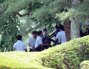 熊の目撃情報があった現場付近で作業する警察、関係者ら(撮影･足立雅史)
