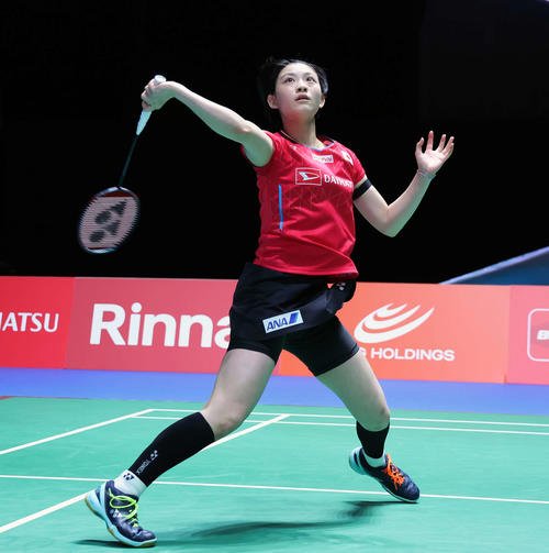 バドミントンジャパンオープン　女子シングルス1回戦　ギルモア対宮崎　宮崎はショットを放つ(撮影･山本朝陽)