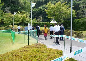 熊の目撃情報があった現場付近の検証へ向かう警察、関係者ら(撮影･足立雅史)