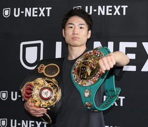 会見後に記念撮影するWBA、WBC世界フライ級統一王者寺地(撮影･中島郁夫)