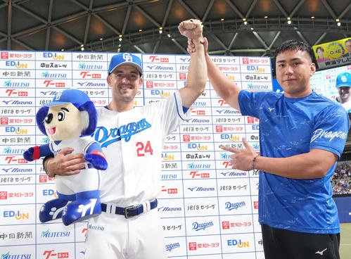 ヒーローインタビューを終え児玉健通訳(右)とポーズを決めるジェイソン･ボスラー(2025年7月13日撮影)
