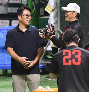 ソフトバンク対ロッテ　試合前、ソフトバンク小久保監督(右)と談笑する侍ジャパン井端監督(撮影･岩下翔太)
