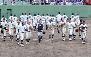 国学院久我山対国士舘　敗戦し応援席にあいさつに向かう国学院久我山の選手たち(撮影･鈴木正人)