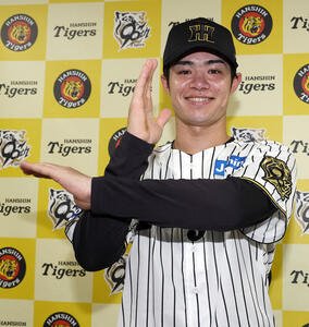 ｢マイナビオールスターゲーム2025｣プラスワン投票で選出された中野はプラスポーズで笑顔を見せる(撮影･上田博志)