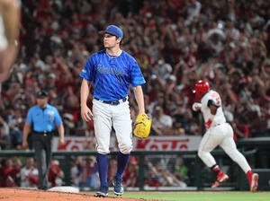 広島対DeNA 6回裏広島2死、モンテロに左越え本塁打を浴びたバウアー(撮影･加藤孝規)