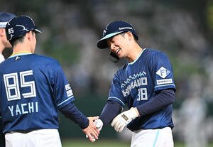 西武対日本ハム　4回表日本ハム2死一塁、右前打を放った石井(右)は谷内コーチとタッチを交わす(撮影･滝沢徹郎)