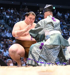 王鵬(左)は大の里を破り勝ち名乗りを受ける(撮影･森本幸一)