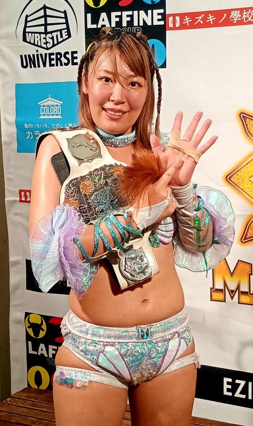 川畑梨瑚が切り落とした“戦利品”の髪の毛を手に6度目防衛をよろこぶ桜井麻衣