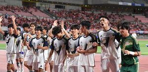 天皇杯で柏、新潟とJ1勢を連破した東洋大が喜びを爆発させる(撮影･小林忠)