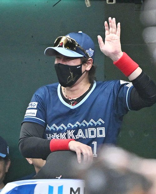 西武対日本ハム　1回表、ベンチで笑顔の日本ハム新庄監督(撮影･滝沢徹郎)