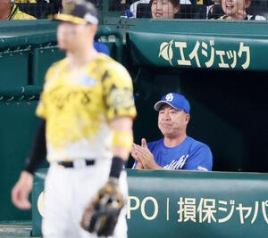 阪神対中日　6回表中日2死一、二塁、上林の中越え2点適時二塁打にベンチで拍手する井上監督(撮影･加藤哉)