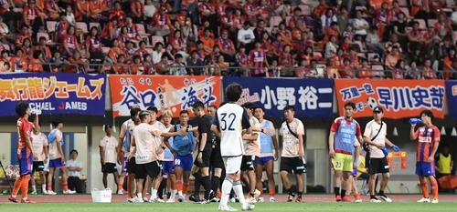 天皇杯3回戦･J1新潟対東洋大　前半45分、東洋大の先制点に猛抗議する新潟のベンチメンバー(撮影･小林忠)