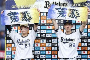オリックス対楽天　楽天にサヨナラ勝ちし、お立ち台でタオルを掲げるオリックス中川(左)と田嶋(撮影･前田充)