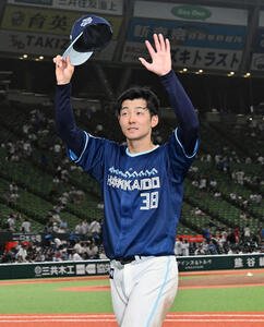 西武対日本ハム　ヒーローインタビューを終えファンに手を振る日本ハム石井(撮影･滝沢徹郎)