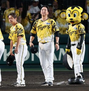 阪神対中日　中日に連敗しファンにあいさつする藤川監督(撮影･加藤哉)