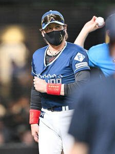 西武対日本ハム　交代を伝える日本ハム新庄監督(撮影･滝沢徹郎)