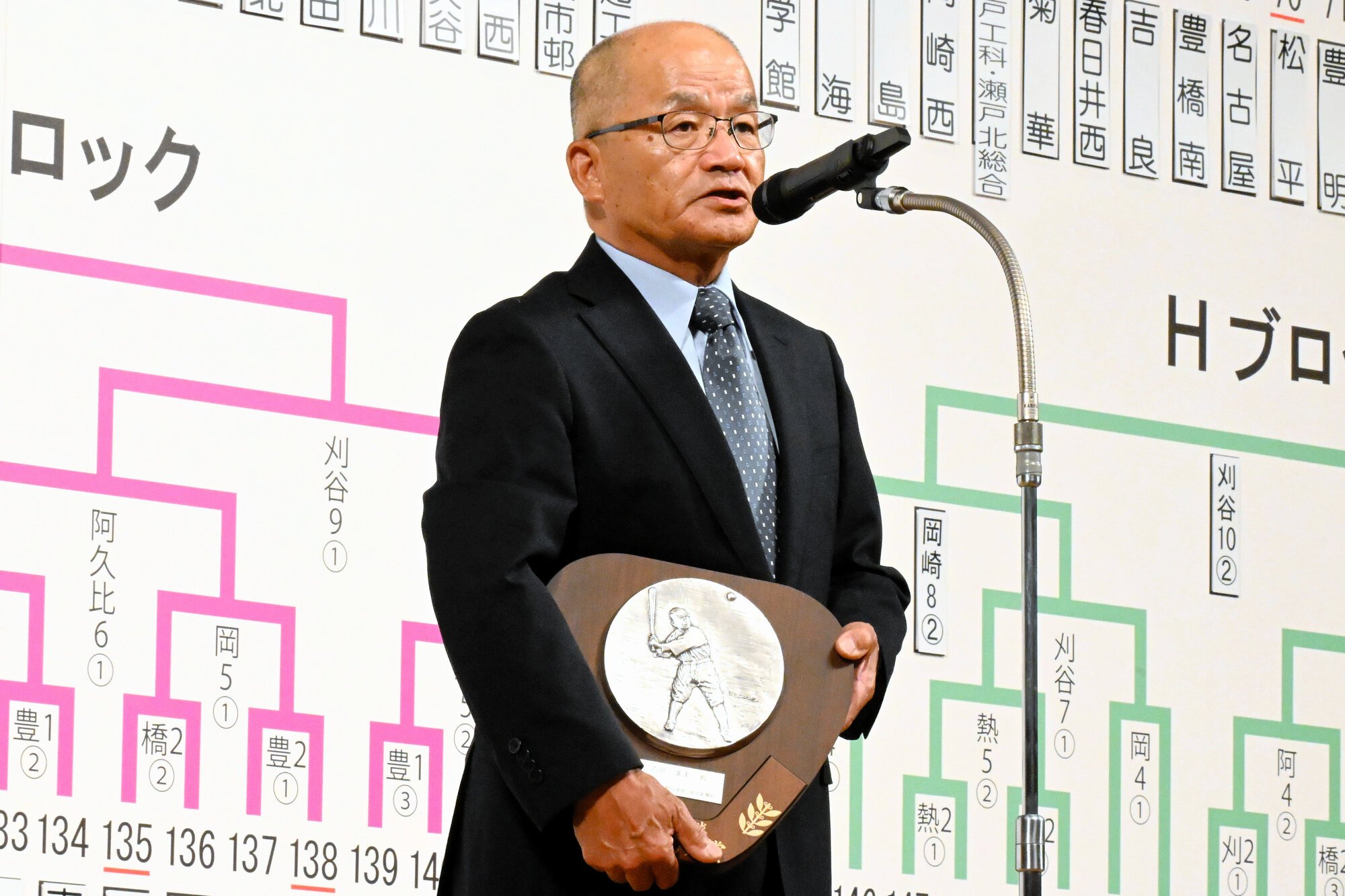 育成功労賞の表彰を受け、スピーチする吉田広美さん=2025年6月14日午後3時16分、刈谷市総合文化センター、堀内未希撮影