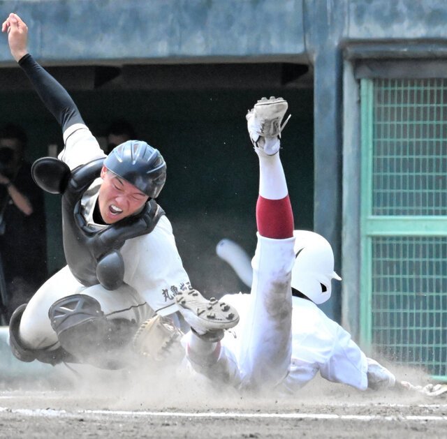 香川大会　高松一―丸亀城西　三回表高松一2死二塁、相手の失策の間に二塁走者鷹柳が本塁に生還、同点に追いつく。捕手佐農＝レクザムスタジアム、木野村隆宏撮影