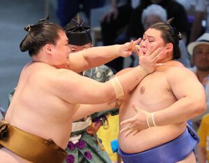 大の里を攻める王鵬(左)