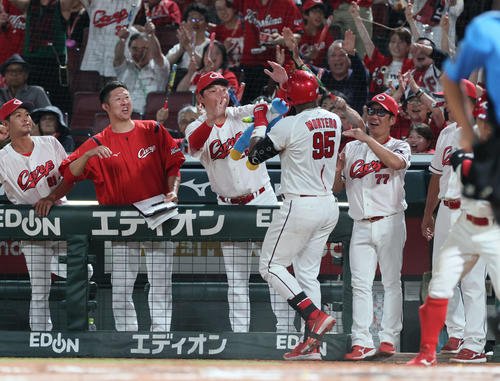 広島対DeNA 6回裏広島2死、左越え本塁打を放ったモンテロを迎える新井監督(中央)(撮影･加藤孝規)
